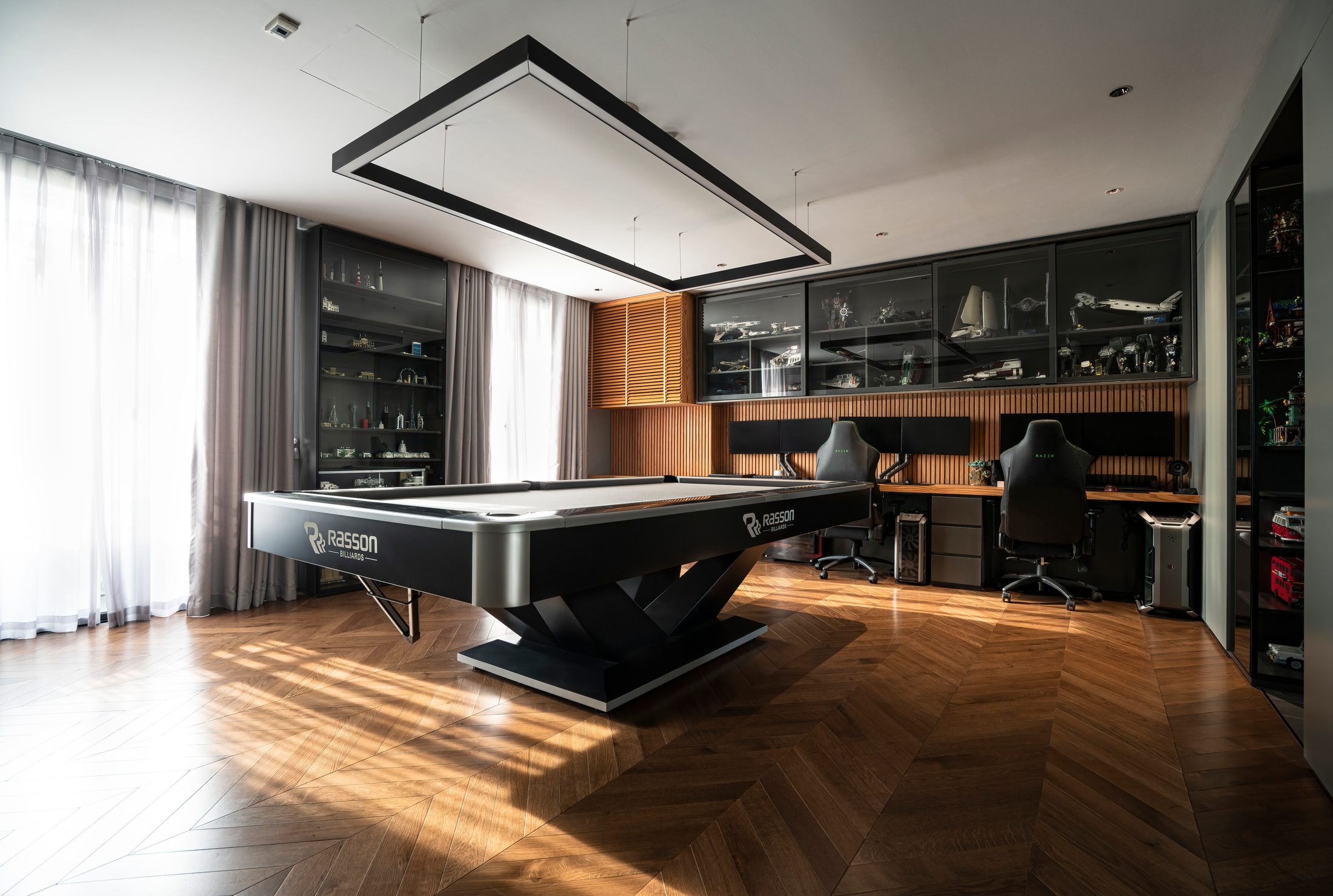 Phòng giải trí với bàn bi-a trên sàn gỗ xương cá và tủ trưng bày mô hình, MM Apartment