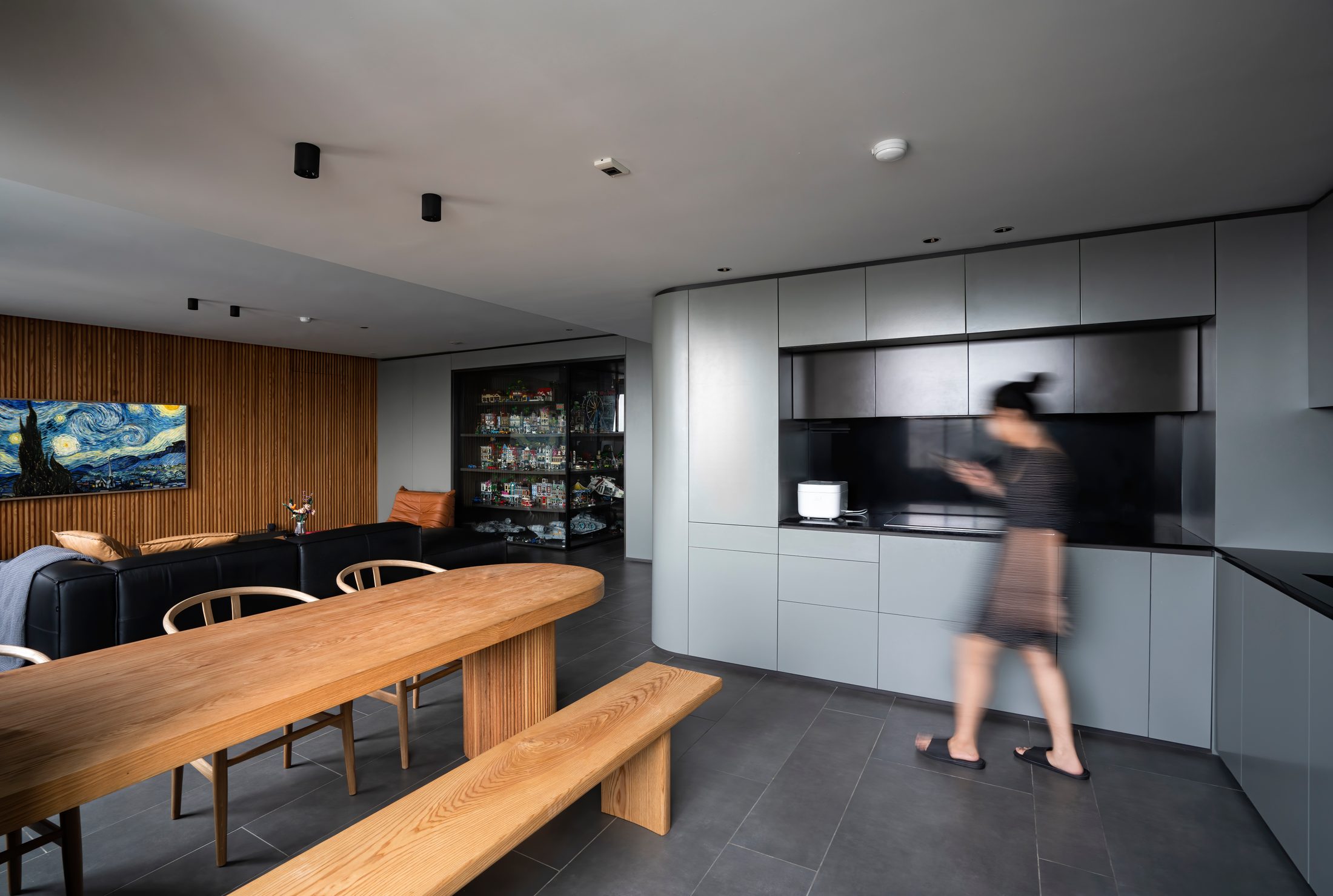 Bàn ăn và ghế băng dưới mảng tường tranh, MM Apartment